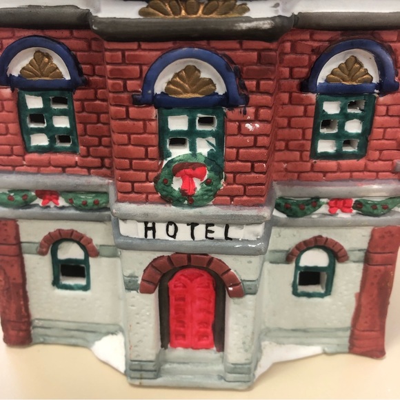 Holiday Expressions Christmas Village Hotel Porcelain Lighted Inn Building 1994 - Picture 8 of 9